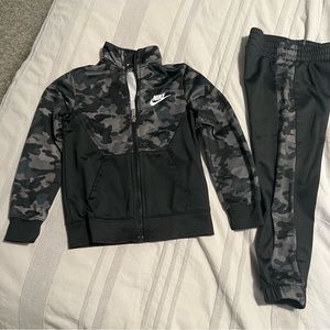NIKE Boy's Two-Piece Black & Camouflage Jacket Jogger Pants Track Suit Set Sz 4